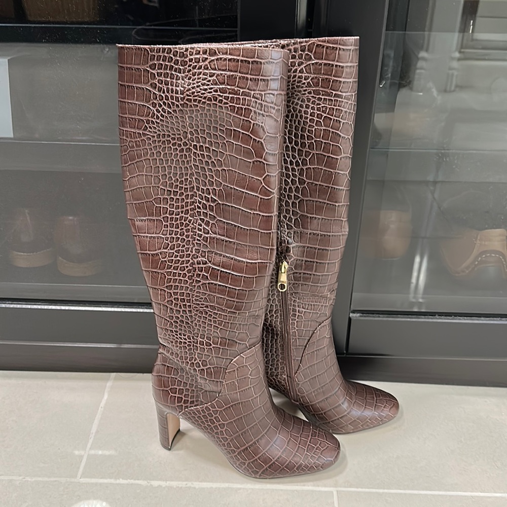 Knee high boots. Pre-loved